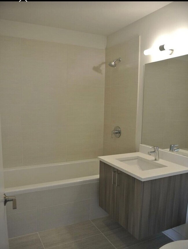 Foto del edificio - 650 N Green St
