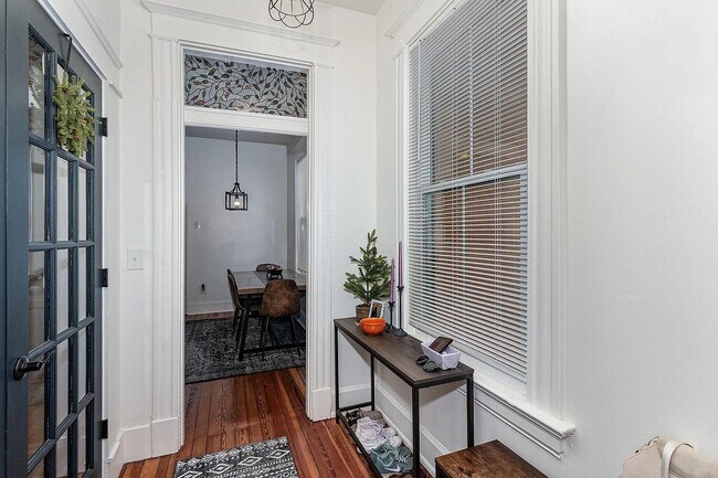 Foto del edificio - 251 W 8th St