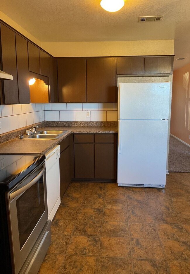 Building Photo - SECTION 8/HUD APPROVED - AVAILABLE NOW!