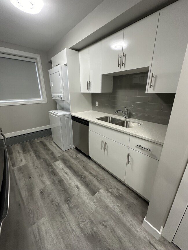 Photo du bâtiment - 11110-68 68 Ave NW