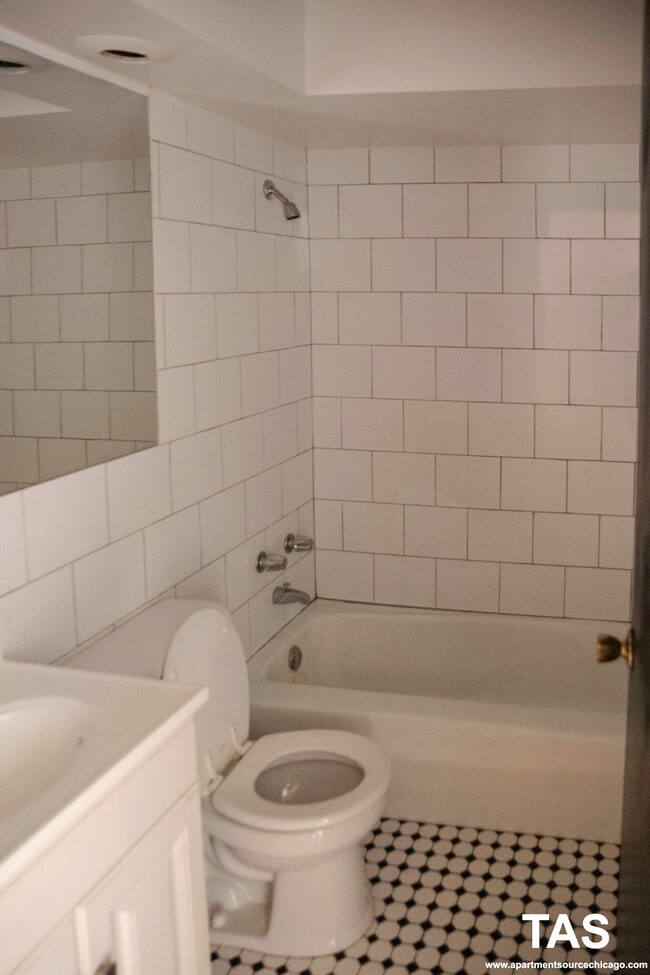 Foto del edificio - 535 W Briar Pl