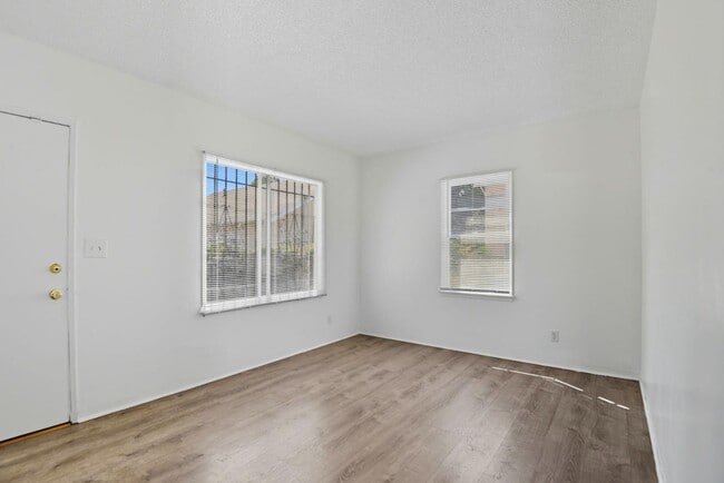 Building Photo - 103 E Tamarack Ave
