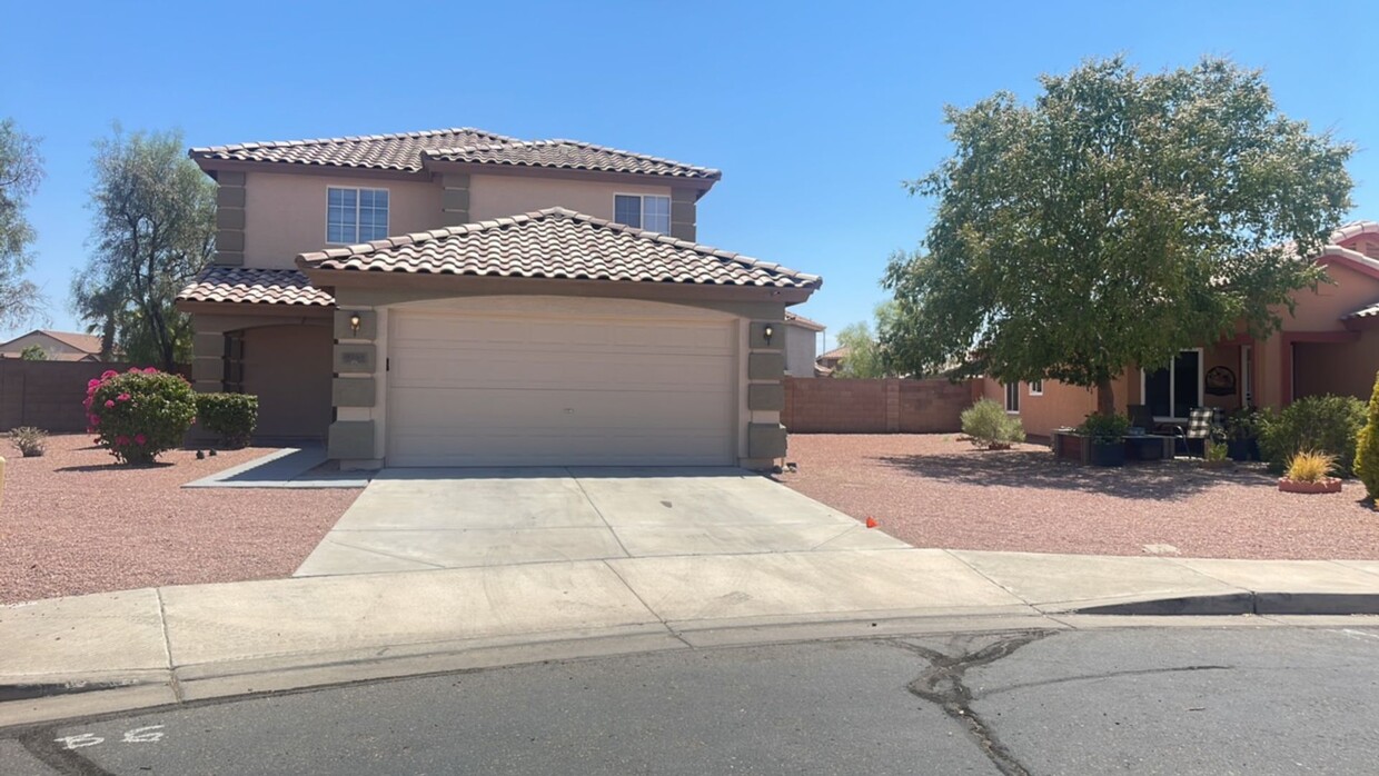 Foto principal - Spacious 4 bedroom home in El Mirage!