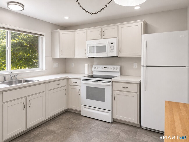 Building Photo - 29 Ledgebrook Dr