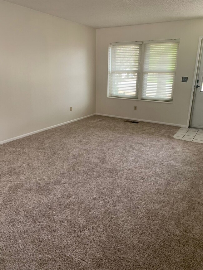 Building Photo - 1736 Clover Leaf Dr