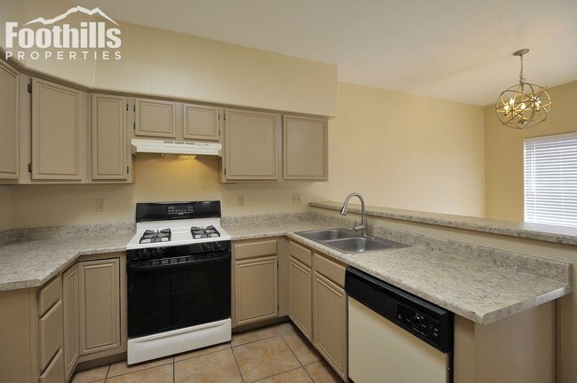 Building Photo - Great location Fireplace and more