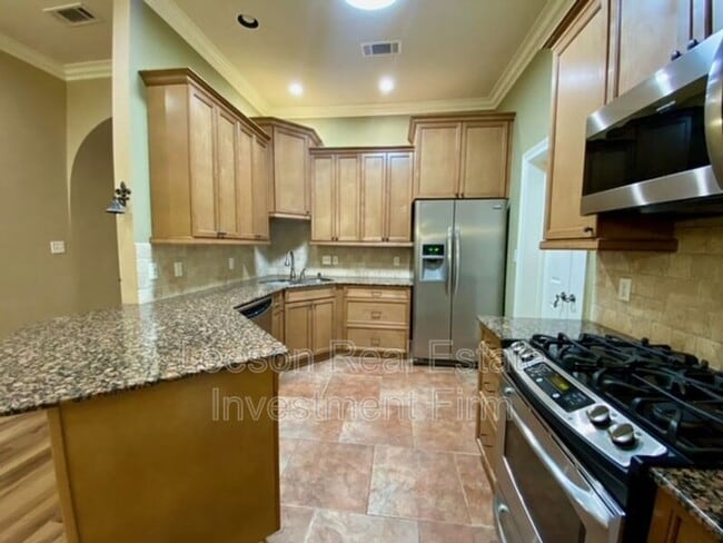 Building Photo - 1040 Sunshine Ln