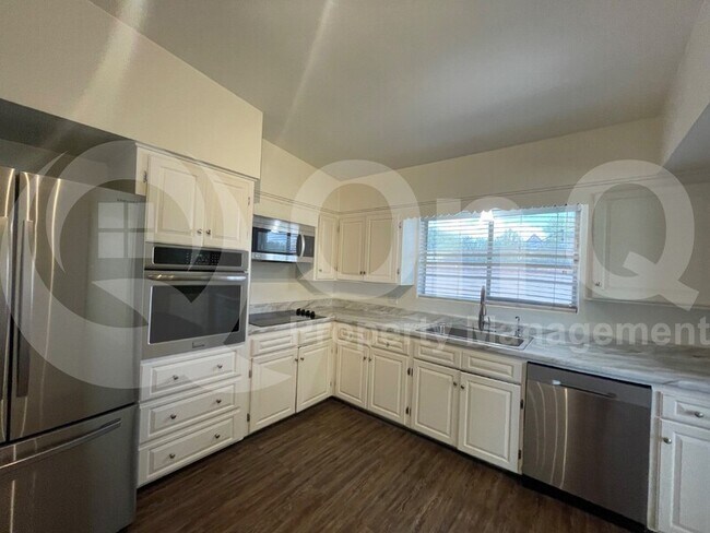 Foto del edificio - 2439 E 8th St