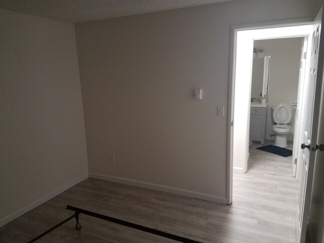 Bedroom w/ bath - 4501 Grandview Dr W