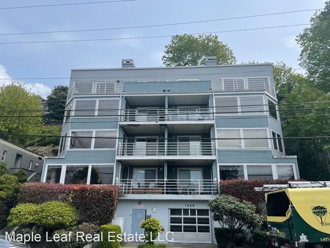 Building Photo - 2 br, 2.5 bath House - 1028 Lakeview Blvd ...