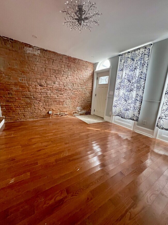 Building Photo - Stunning 4-Bedroom Townhome in the Heart of Fishtown! Available NOW!