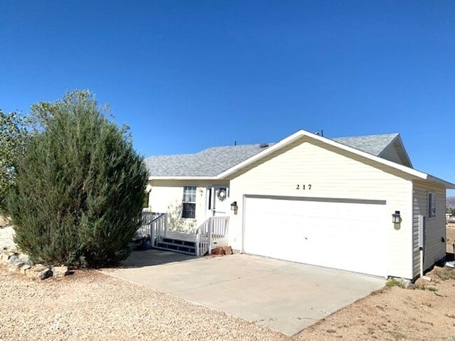 Building Photo - 3 bedroom home in Spring Creek with a garage