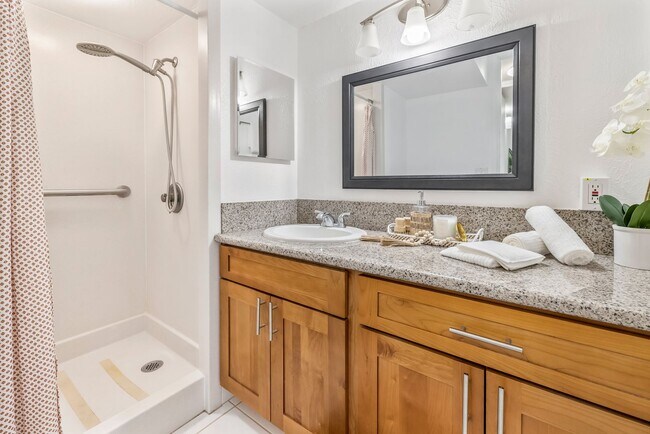 Foto del edificio - Remodeled 2 bedroom, 1 bath with assigned ...