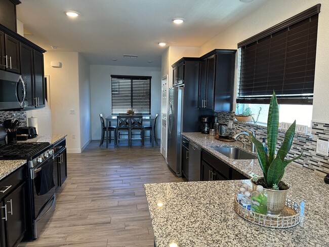 Building Photo - Fully Furnished beautiful 3-bedroom, 2.5-b...