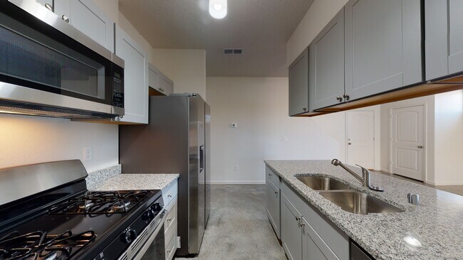 Foto del edificio - 1421 N Renaissance Blvd NE