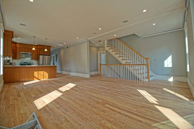 Building Photo - 572 Putnam Ave