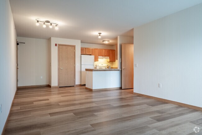 1BR, 1BA - 760SF - Living Room - Shadow Creek Apartments