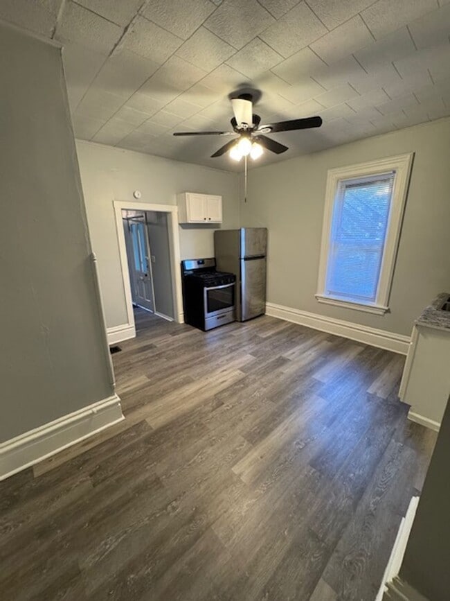 Building Photo - 302 E Washington St