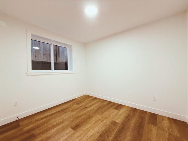 Photo du bâtiment - 16676-1617A 17a Ave