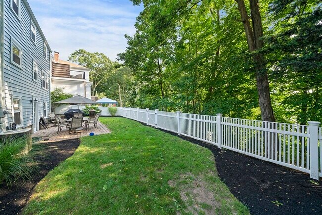 Foto del edificio - 83 Forbes Hill Rd