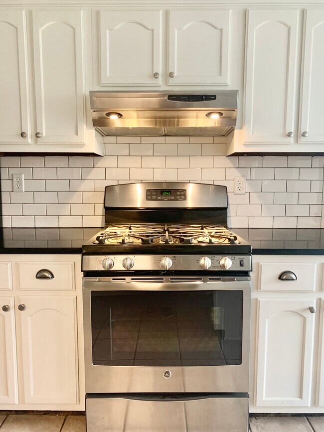 Quartz Counters. Subway Tile Backsplash, Stainless Steel Appliances, GAS cooking - 6945 Meadowlands Pl