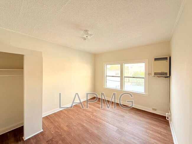 Foto del edificio - 1614 N Kenmore Ave