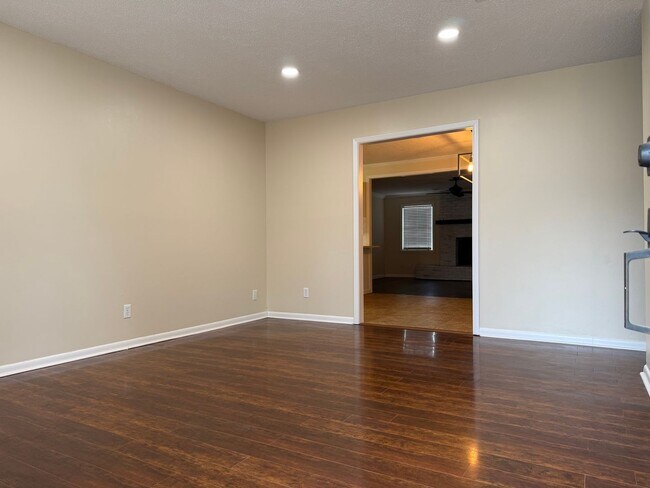 Foto del edificio - 8606 Holiday Dr