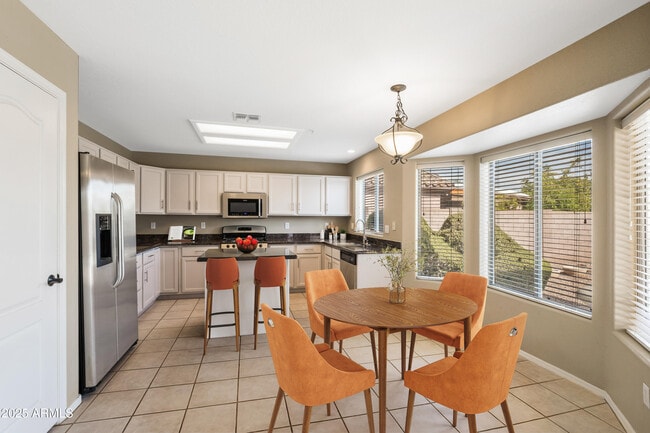 Building Photo - 9643 E Sheena Dr