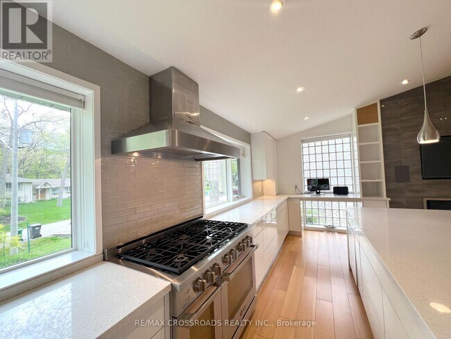 Photo du bâtiment - 1532 Merrow Rd