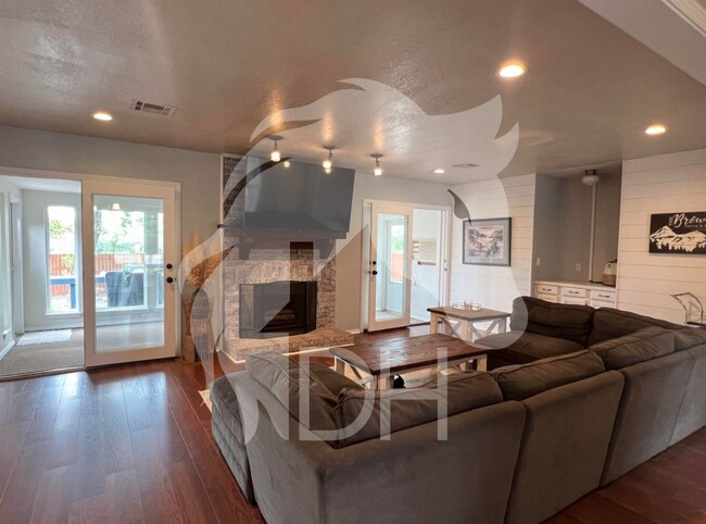 Foto del edificio - Coming soon in Enid Chisholm District!