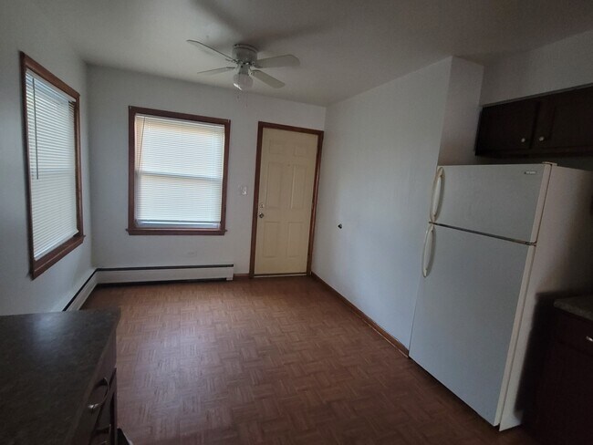 Área de comedor de cocina, puerta trasera - 7226 W Belden Ave