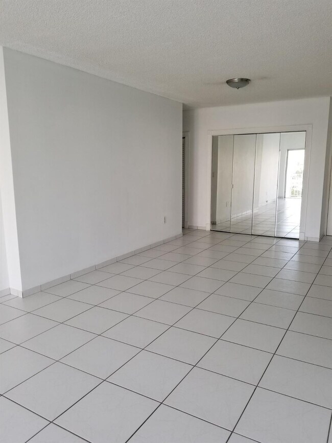 Foto del edificio - 500 Bayview Dr