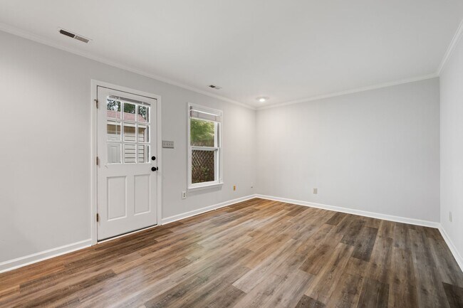 Building Photo - Perfect 2 Bedroom, 2.5 Bathroom Townhome i...