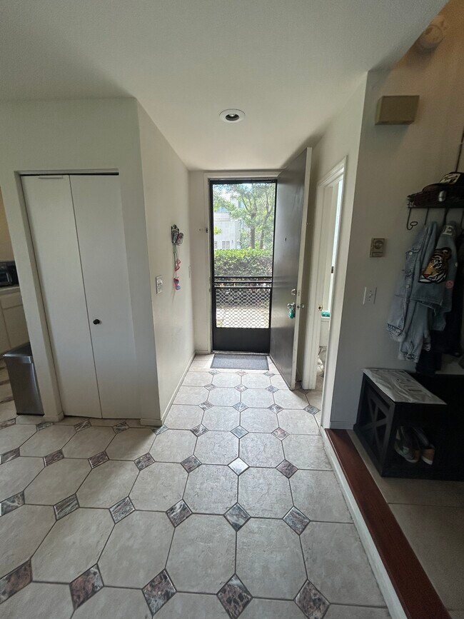 Entrada - 675 S Sierra Ave