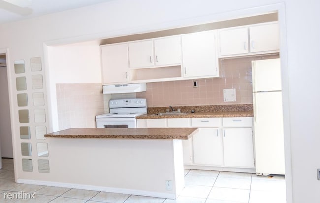 Building Photo - 1 br, 1 bath  - 7211 Venetian St