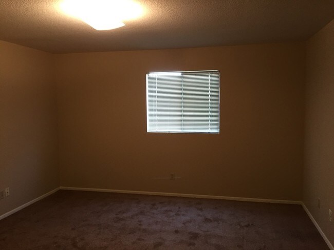 Foto del edificio - 1340 N Recker Rd