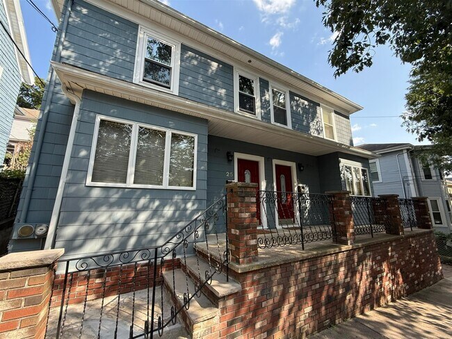 Building Photo - 25 Putnam St