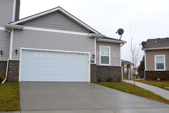 Building Photo - 4 bedroom 3.5 bath Townhome in the Heart o...