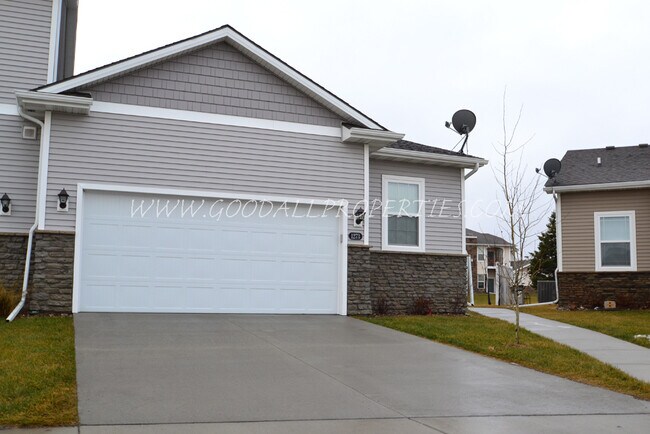 Foto del edificio - 4 bedroom 3.5 bath Townhome in the Heart o...