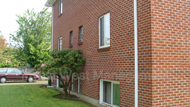 Building Photo - 1944 Hudson St