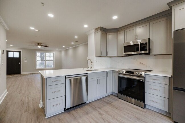 Building Photo - 490 S Barnett Shoals Rd