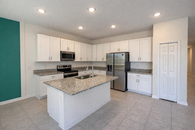 Foto del edificio - Charming 3-Bed Oasis with Elegance in Haines City!