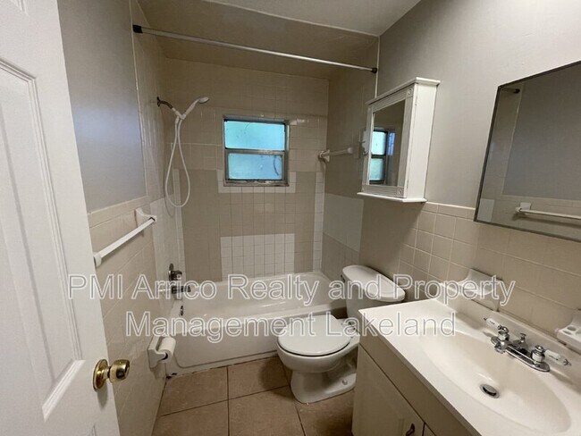 Foto del edificio - 1017 Caroline Ave