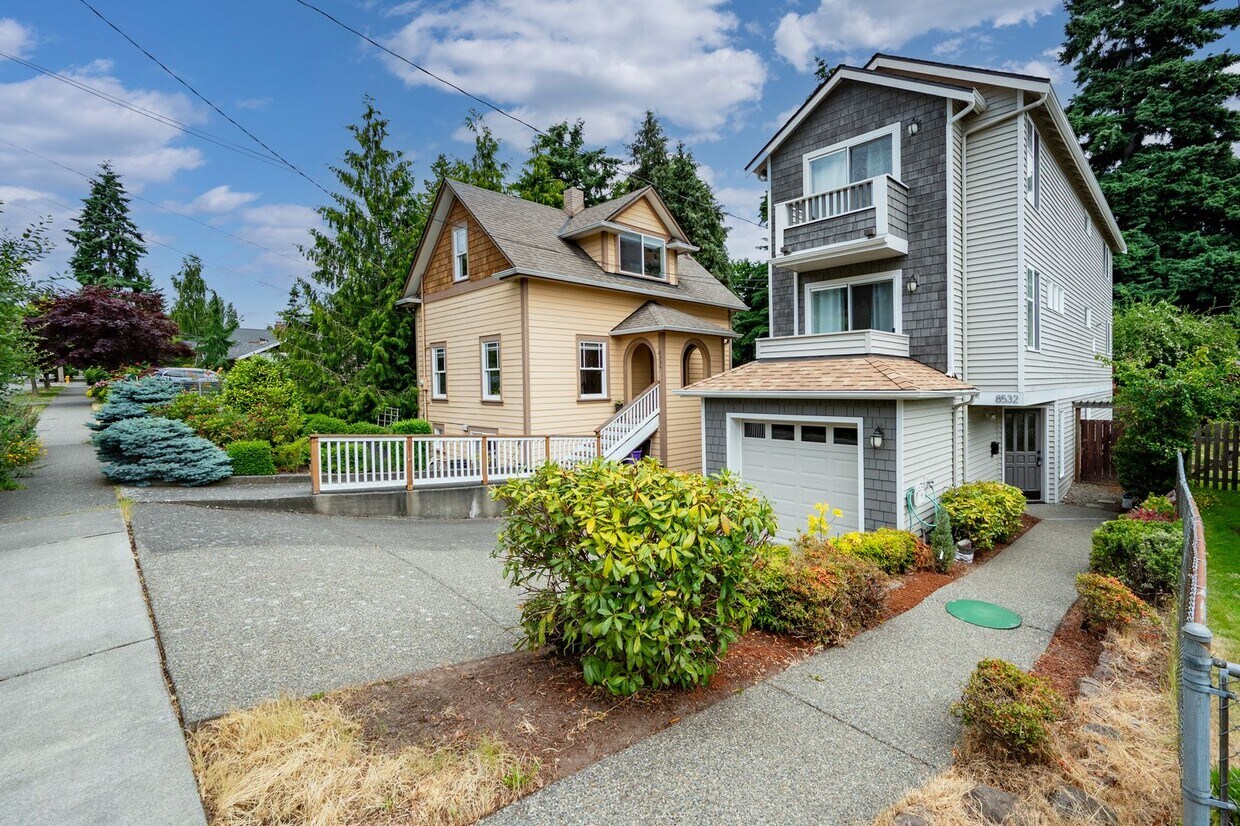 Primary Photo - 3-Story Greenlake Home - Private Yard and ...