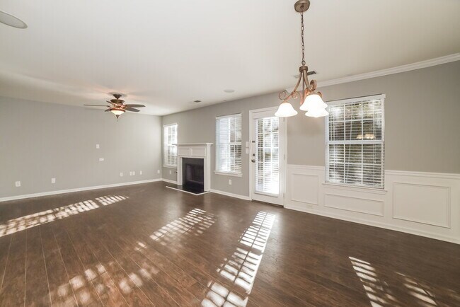 Foto del edificio - 407 Hidden Creek Ct