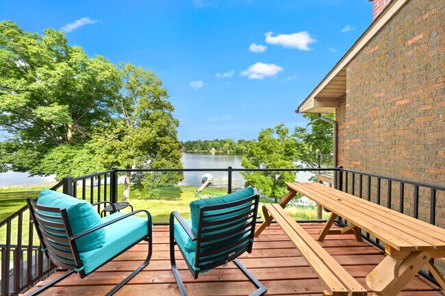 El lago está orientado al este, lo que permite disfrutar de amaneceres espectaculares y de una agradable sombra por la tarde. - Cross Lake Estates - Furnished Rentals