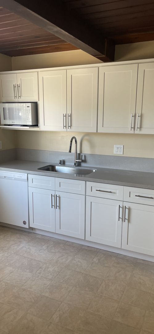 Building Photo - Fantastic 3 bedroom 1 bath