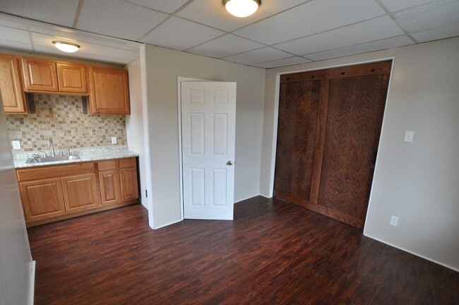 Building Photo - Large 1-Bedroom Apartment NO APPLICATION FEE!! (Beaver Falls)