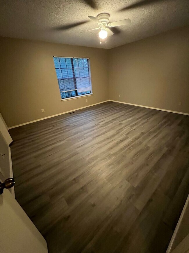 Foto del edificio - 2 Bed 1.5 Bath Duplex Total Electric