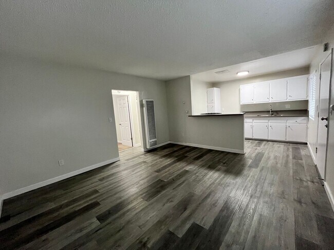 Foto del edificio - MOVE IN SPECIAL*$500 OFF 2ND MONTHS RENT*SPACIOUS 2 BEDROOM 1 BATH UPSTAIRS WITH 1 SHARED PARKING...